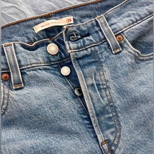 EUC Distressed bottom wedgie straight Levi’s